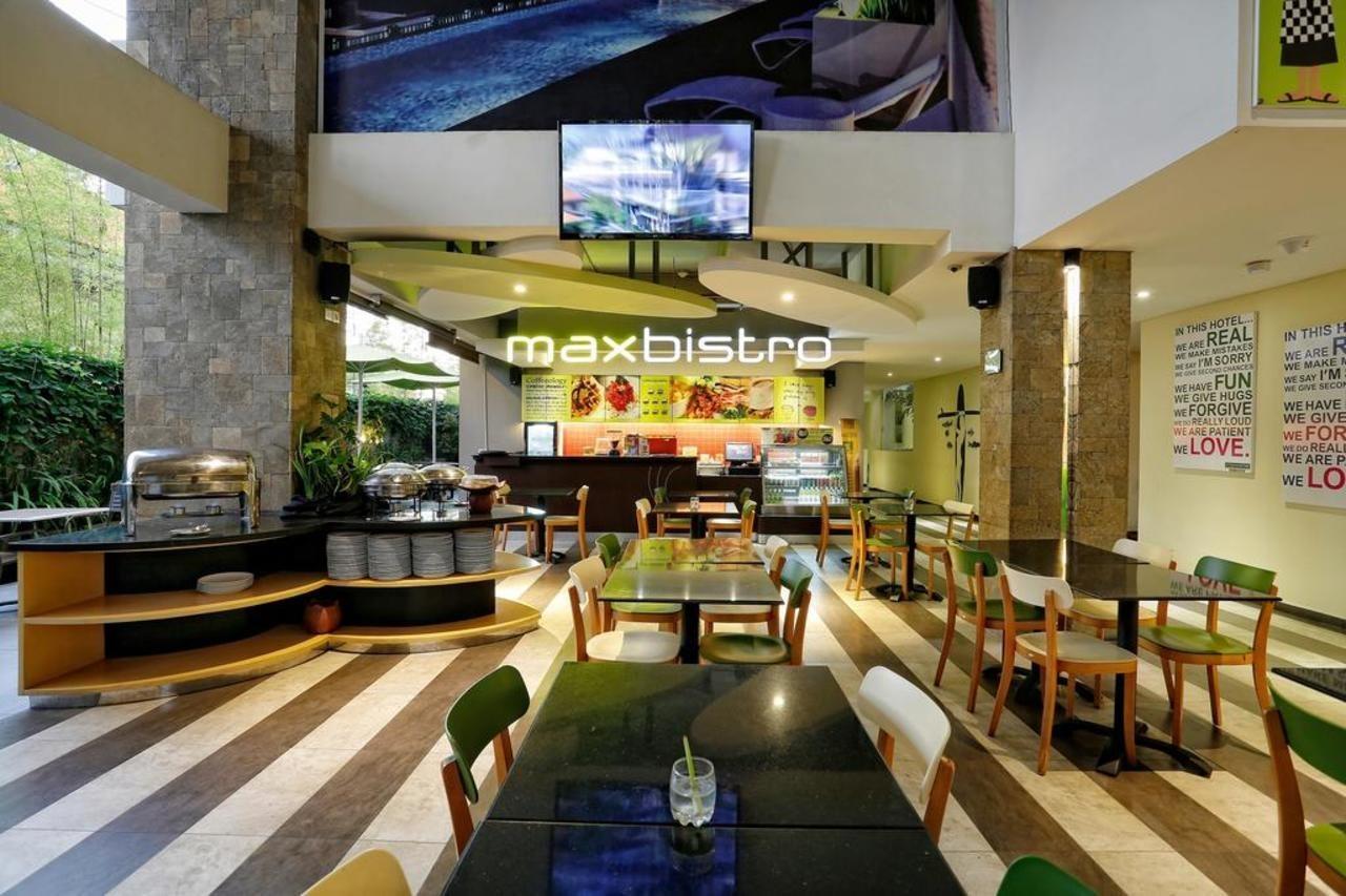 Maxonehotels At Bukit Jimbaran Exterior photo