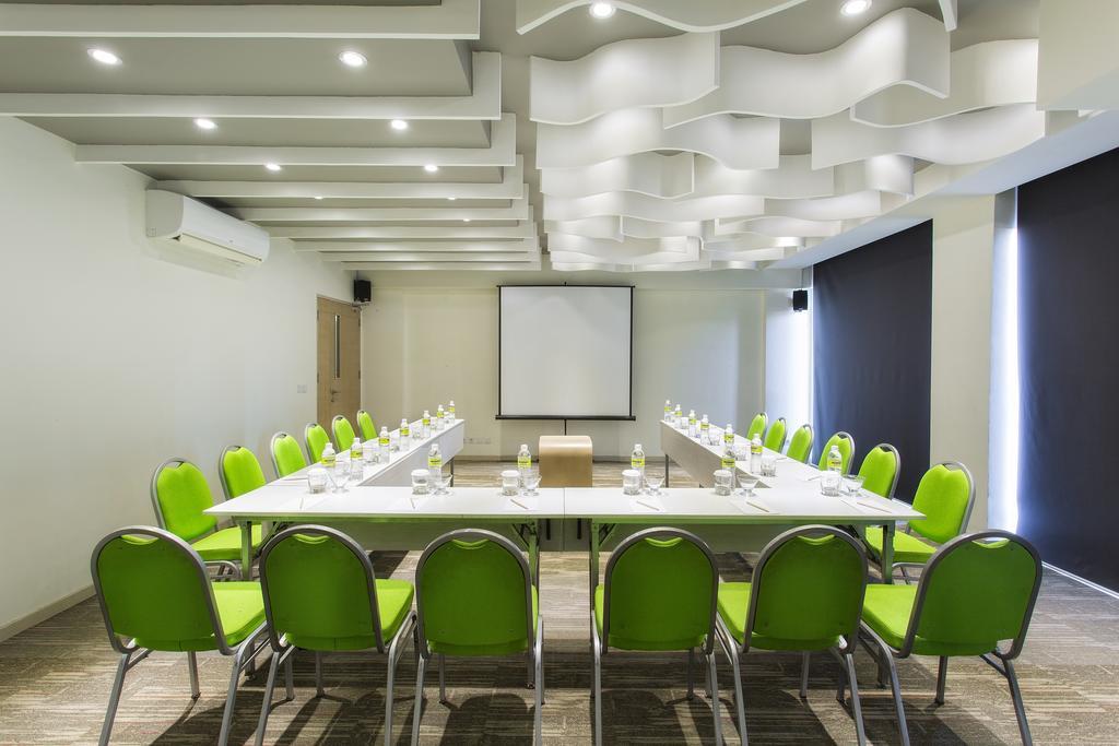 Maxonehotels At Bukit Jimbaran Exterior photo
